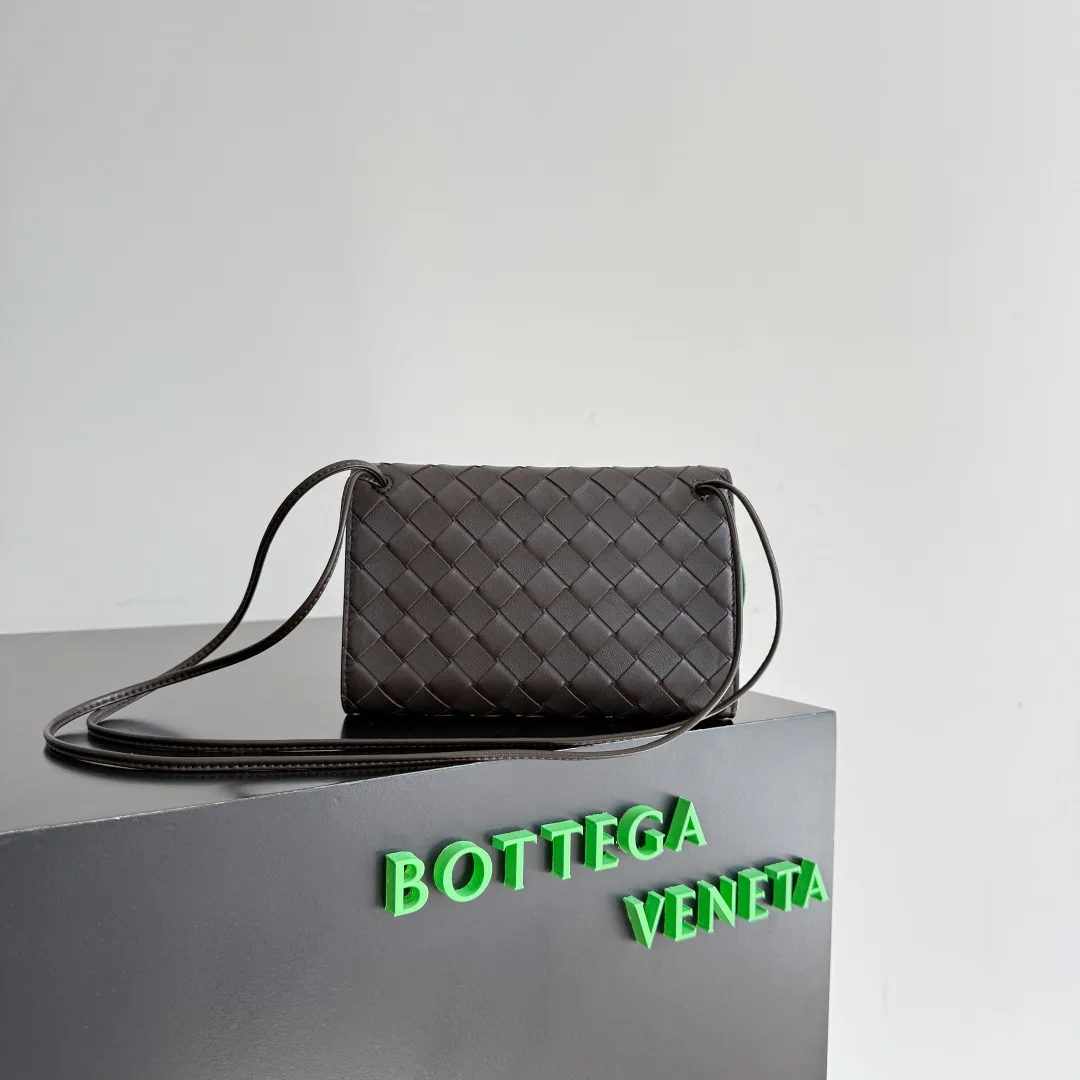 Batch 1560 Bottega Veneta2025 new product Daisy Andiamo bag, classic woven crossbody bag, thin shoulder strap is more casual, especially the small pendant design this time, daisy + green leaves + small gold chain, add a playful and smart look to the tough leather🌼Metallic button and knot closure, simple but not simple, elegant texture, elegant weaving attitude. You can also decide how to carry the bag according to your outfit and occasion. It can be used as a clutch bag, shoulder bag, or crossbody bag. It has a high usage rate. 😊Pair it with a simple skirt to instantly become relaxed and fashionable. Pair it with a smart suit to neutralize the formal feeling. It can be used for commuting and dating! Style number: 838870 (836940) Color: black brown Size: 19*12.6*2cm